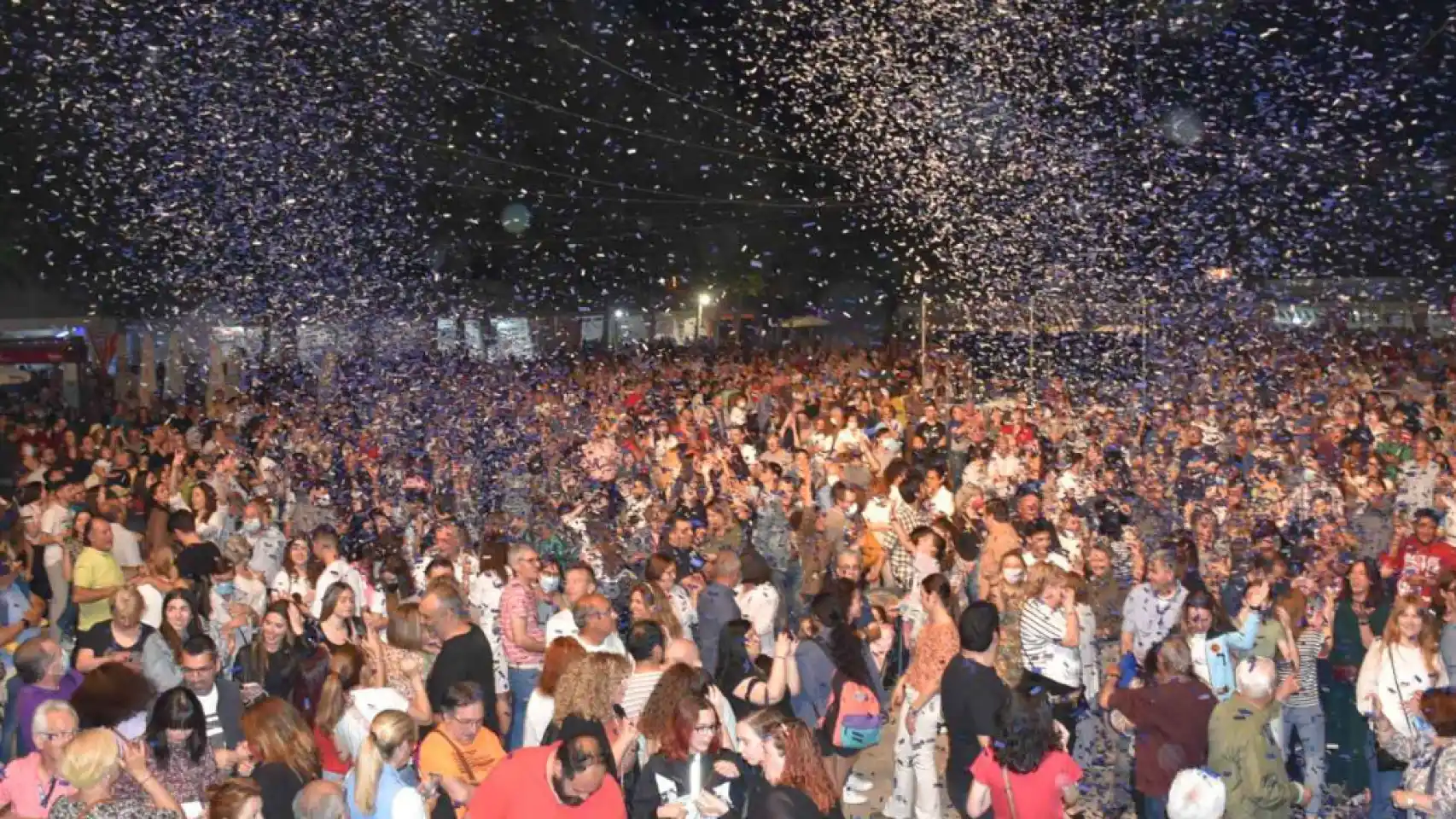 Celebración Tradicional: Festival de Sevillanas en las Ferias de San Isidro