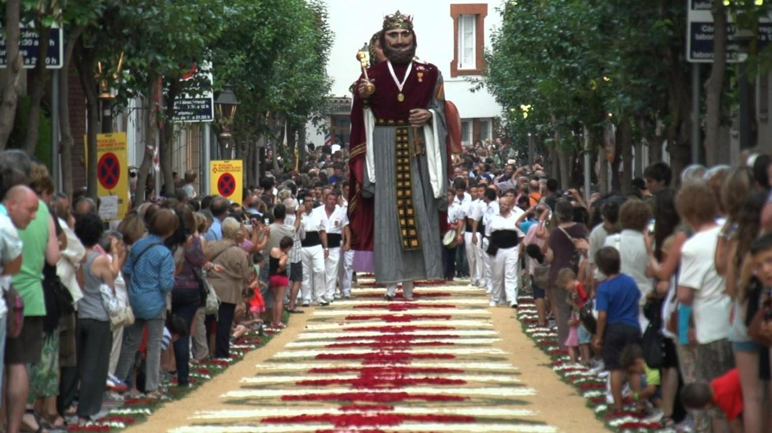 Descubre los Detalles y la Historia detrás de las Alforjas de Flores en Sitges durante el Corpus Christi 2024
